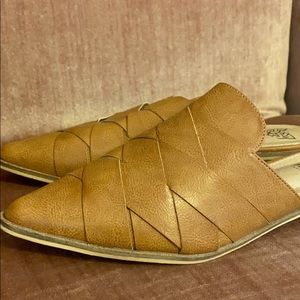 Woven tan leather mules point toe 8 like madewell